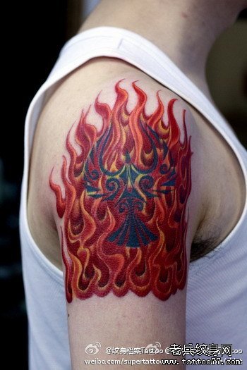 男生手臂时尚经典的火焰纹身图案