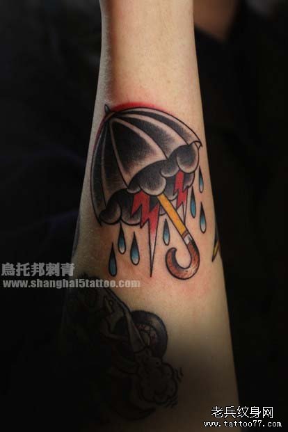 手臂时尚精美的小雨伞纹身图案_武汉纹身店之