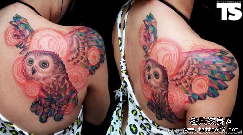 女生背部时尚漂亮的彩色猫头鹰纹身图案