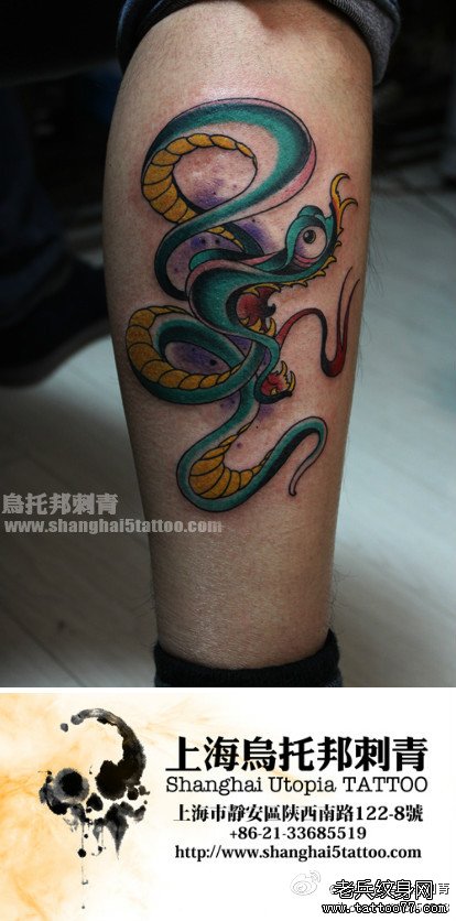 腿部经典时尚的蛇纹身图案