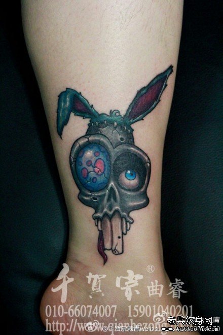 女生腿部另类经典的就小兔子纹身图案
