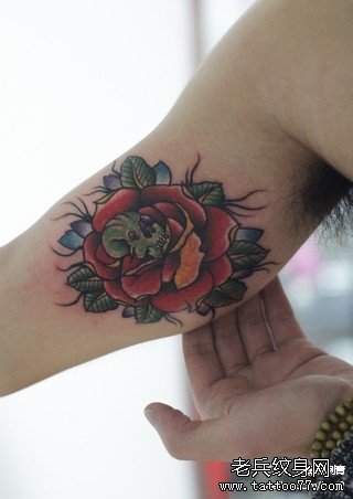 男人手臂时尚流行的玫瑰花纹身图案