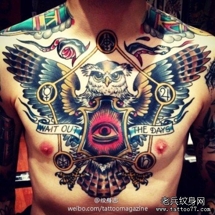 男人胸前霸气超酷的猫头鹰纹身图案