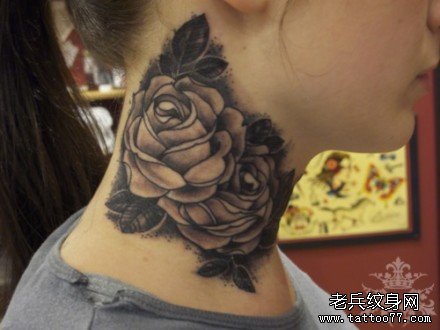 女生脖子处时尚精美的黑白玫瑰花纹身图案