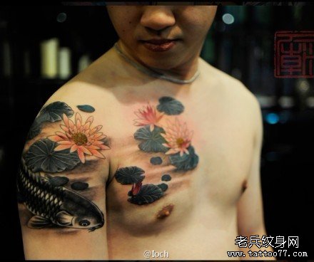 来自香港纹身圈的一款时尚精美的半胛水墨鲤鱼莲花纹身图案