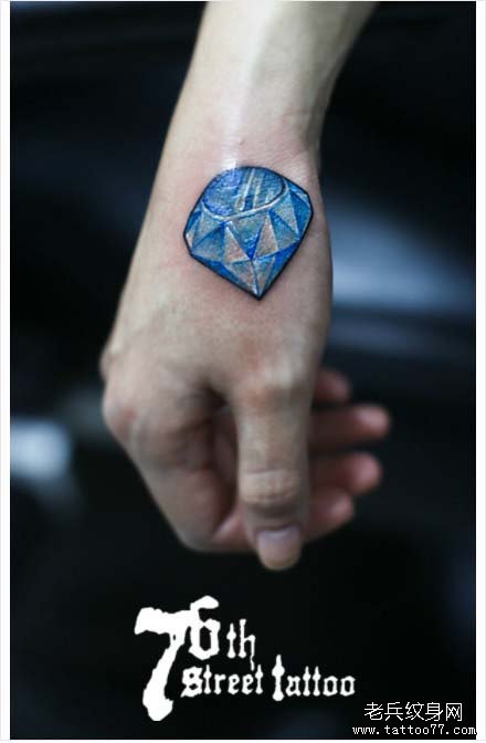 男生手部漂亮的彩色钻石纹身图案_武汉纹身店
