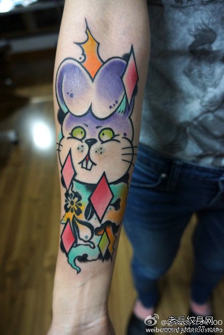 手臂可爱的小兔子纹身图案