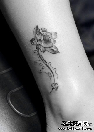 女生腿部时尚唯美的莲花纹身图案