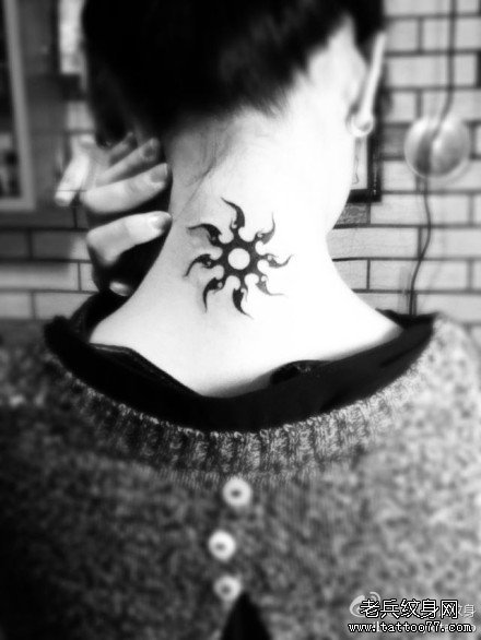 女孩子颈部好看时尚的图腾太阳纹身图案_武汉