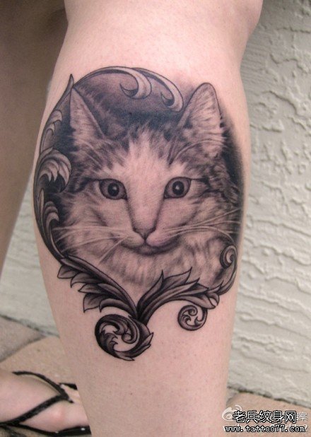 一款腿部呆呆的猫咪纹身图案