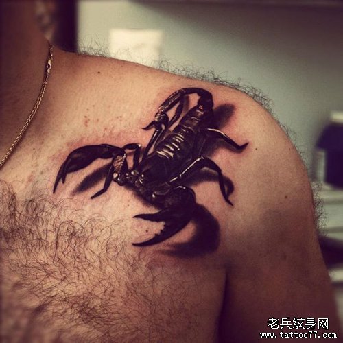男人肩膀处时尚超帅的蝎子纹身图案