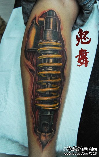 男人腿部时尚超酷的机械腿纹身图案_武汉纹身