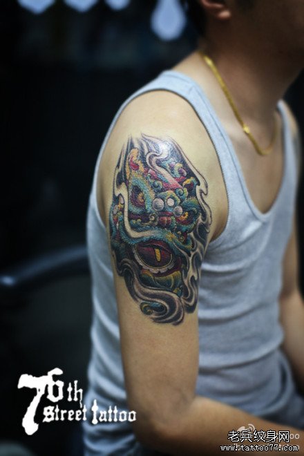 手臂时尚漂亮的狮头纹身图案