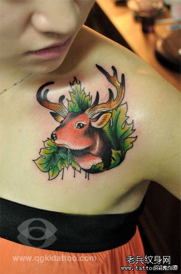 女生肩膀处时尚精美的小鹿纹身图案