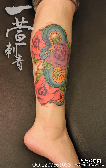 腿部漂亮精美的彩色蛇与玫瑰花纹身图案