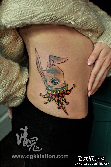 美女侧腰时尚可爱的小兔子纹身图案
