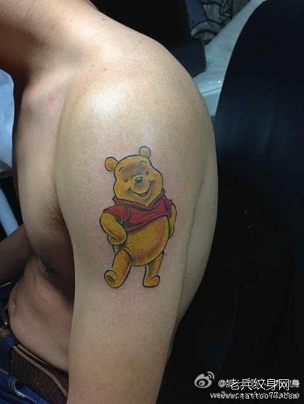 手臂时尚可爱的卡通小熊纹身图案