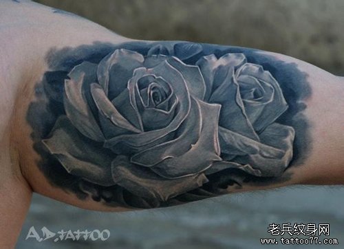 手臂内侧经典的欧美彩色玫瑰花纹身图案