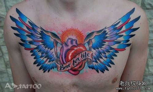 男人前胸超酷的翅膀心脏纹身图案