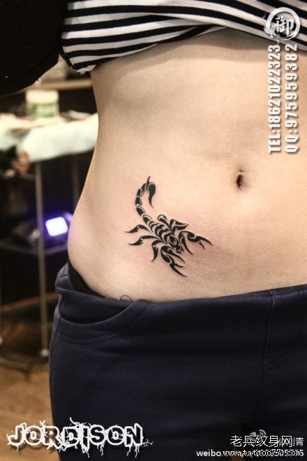 流行精美的美女腹部图腾蝎子纹身图案