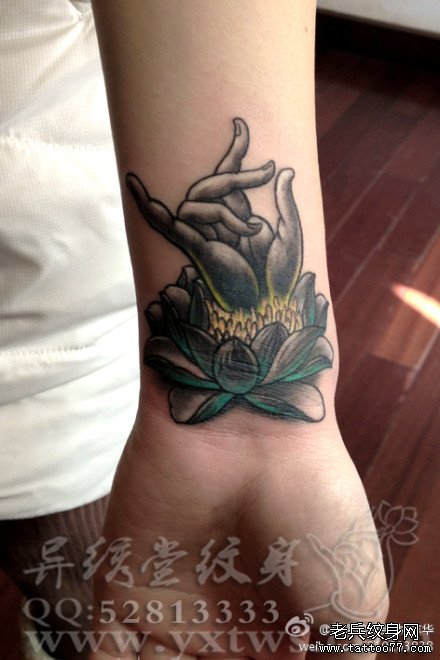 女生手腕处精美好看的佛手与莲花纹身图案