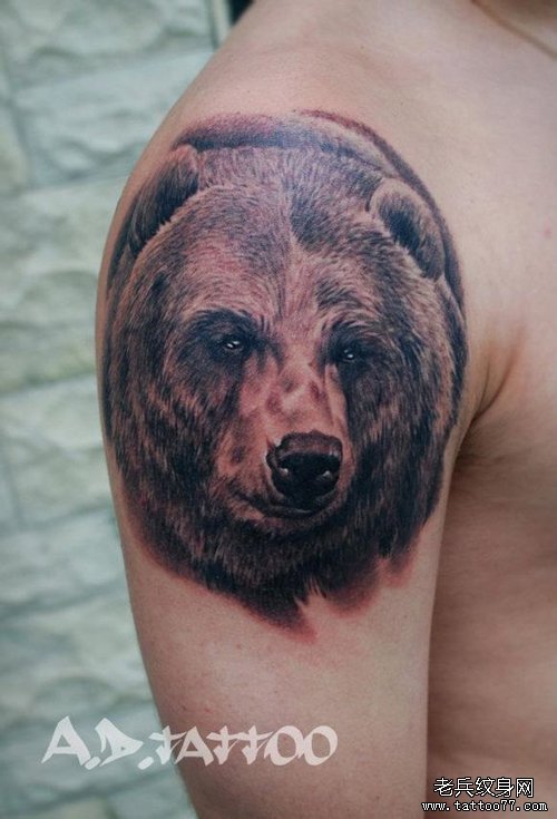 手臂帅气经典的灰熊纹身图案