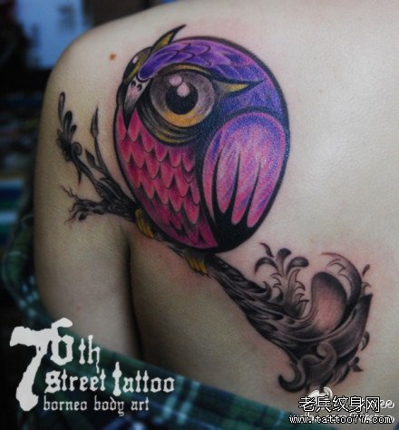 女生肩背呆呆的可爱的猫头鹰纹身图案