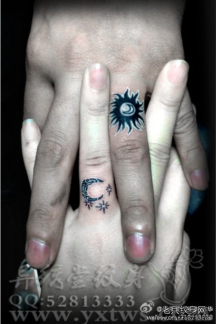 手指时尚流行的情侣太阳与月亮纹身图案