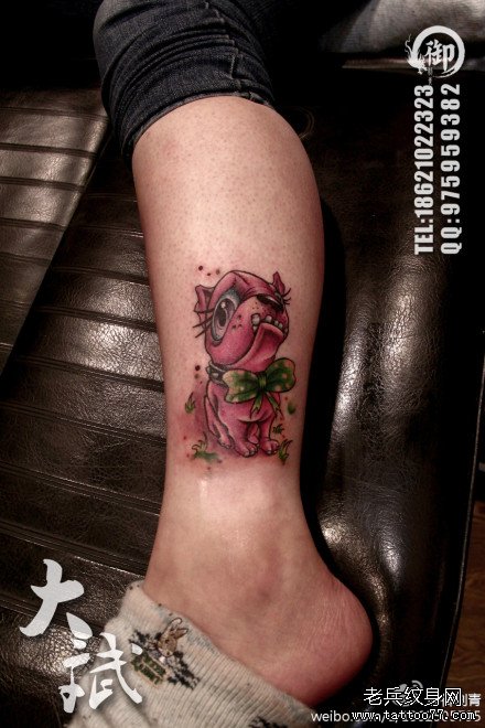 女生腿部可爱的卡通小狗纹身图案
