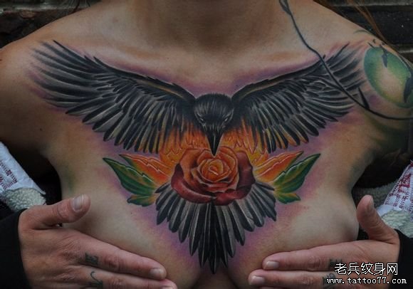 女生前胸帅气的乌鸦与玫瑰花纹身图案