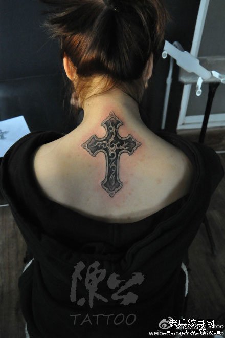 女生颈部好看帅气的十字架纹身图案_武汉纹身
