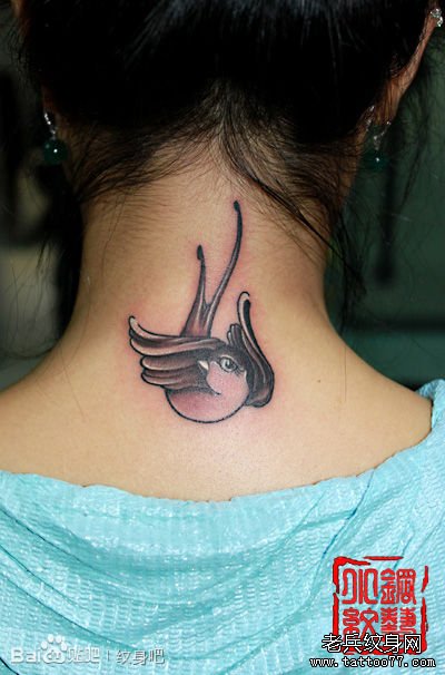 女生颈部小巧流行的小燕子纹身图案_武汉纹身