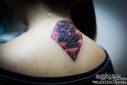 女生后颈精美超酷的星空钻石纹身图案