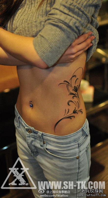女人腰部唯美时尚的莲花藤蔓纹身图案