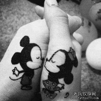手部可爱的情侣米老鼠纹身图案