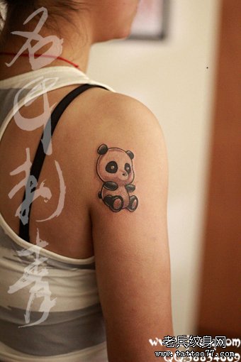 女生手臂可爱唯美的小熊猫纹身图案