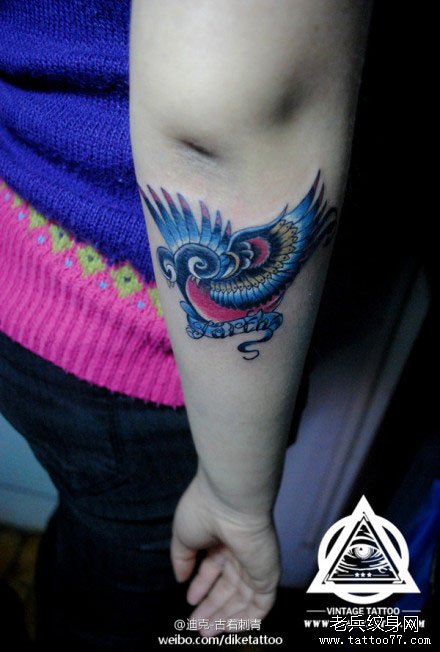 女人手臂唯美时尚的小燕子纹身图案