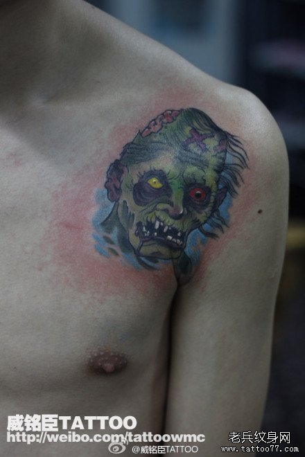 男人肩膀处另类超酷的僵尸纹身图案