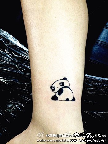 女生腿部可爱的小熊猫纹身图案