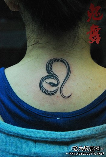 女生颈部小巧的蛇与狮子座纹身图案