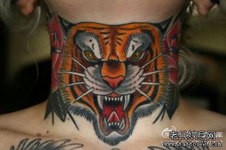 脖子处时尚经典的虎头纹身图案