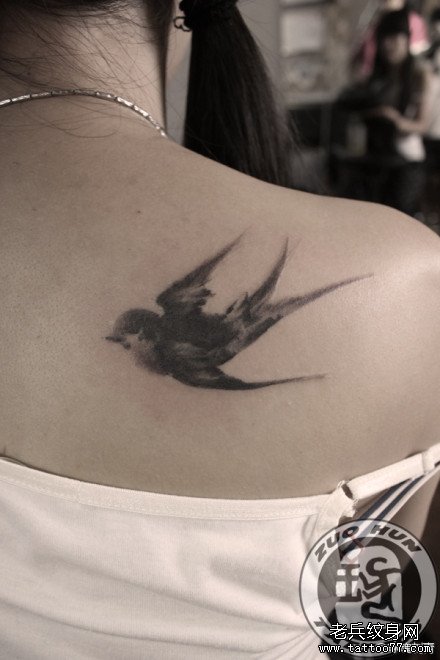 美女后背时尚精美的水墨燕子纹身图案