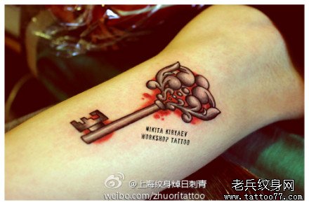 手臂内侧小巧的钥匙纹身图案_武汉纹身店之家