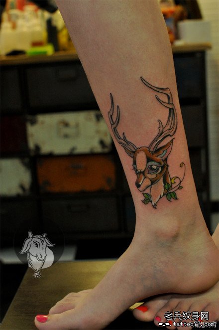 女生腿部可爱时尚的小鹿纹身图案