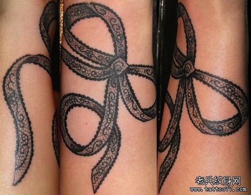 手臂时尚精美的蕾丝蝴蝶结纹身图案