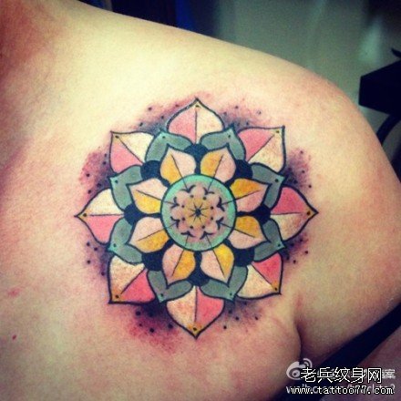 女生肩膀处好看流行的花卉纹身图案