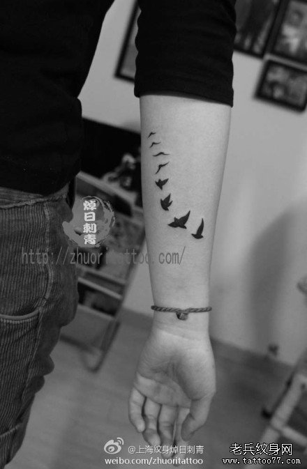 女生手臂小巧流行的小鸟纹身图案_武汉纹身店