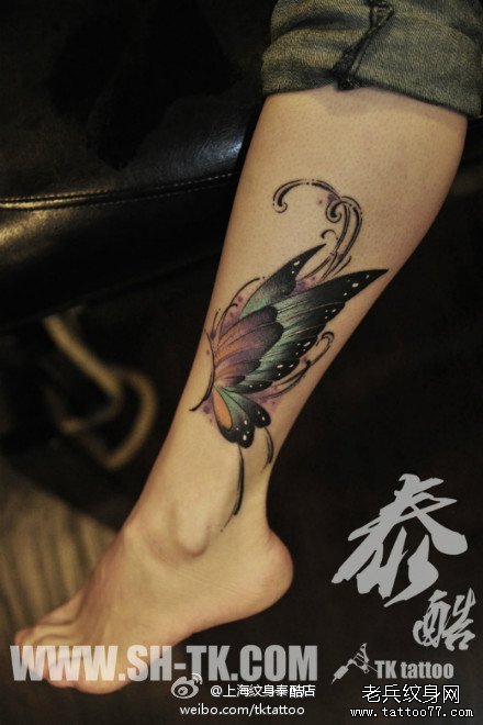 美女颈部漂亮时尚的蝴蝶翅膀纹身图案