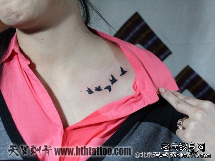 女生锁骨处流行的小鸟纹身图案_武汉纹身店之