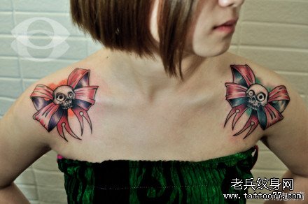 美女肩膀处漂亮时尚的蝴蝶结纹身图案